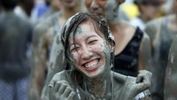 Beberapa universitas terkemuka di Korea Selatan seperti Korea Research Institute of Standar dan Sains dan Korea Research Institute of Chemical Technology sudah membuktikan kalau lumpur di sana bagus untuk kulit dan ada yang dibuat untuk kosmetik (Kim Hong Ji/Reuters)