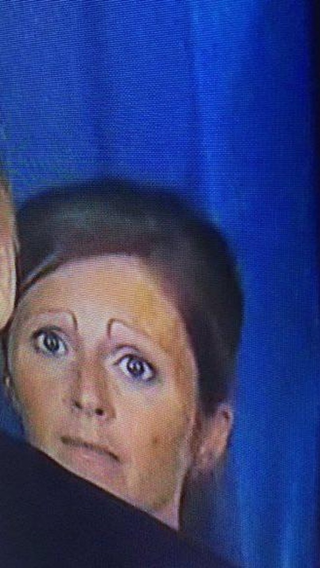 Wanita ini sempat jadi viral setelah ia muncul menjadi photo bomb saat Donald Trump memberikan pidato. Netizen salah fokus dengan alis wanita ini yang seperti lambang Nike terbalik. Foto: ist.