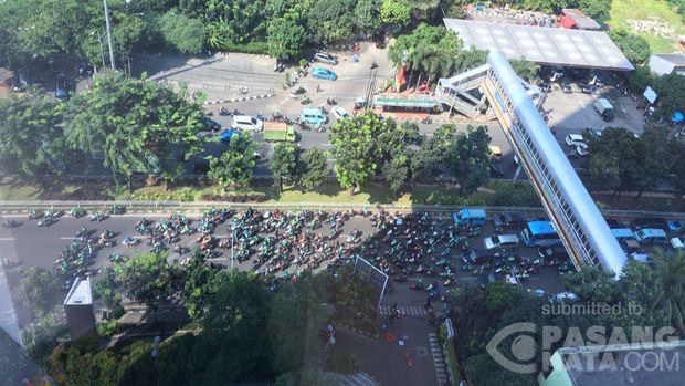 Jumlah mereka semakin banyak hingga membuat Jalan Casablanca tertutup