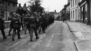 Salah satu momen paling menentukan menjelang kekalahan Jerman di Perang Dunia II adalah operasi D Day yang dilakukan Pasukan Sekutu untuk membebaskan Perancis dari pendudukan Jerman. Ini tentara Inggris bersiap-siap menyerbu Prancis. Foto: Getty Images