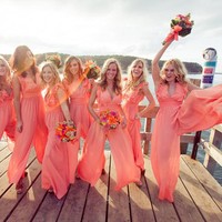 Bosan dengan dress? Kalau begitu, pilih saja seragam bridesmaid dengan model jumpsuit. Jika bisa cari bahan berwarna terang dan hadirkan detail atraktif seperti para briedsmaid ini. (Foto: The Knot)