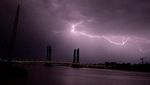 Foto: Petir Menyambar di Tengah Badai dari Langit Bordeaux 
