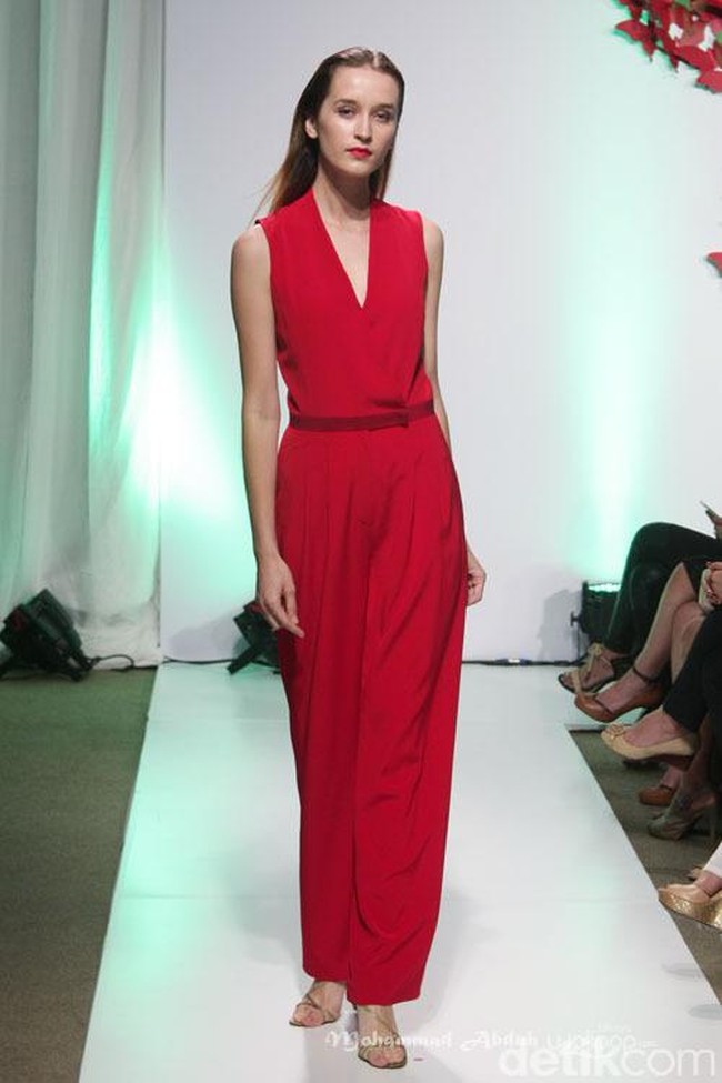 Bagi Anda yang suka seragam bridesmaid tampil minimalis, jumpsuit dengan potongan V-neck berikut bisa dijadikan referensi busana briedsmaid.  (Foto: Mohammad Abduh/Wolipop)