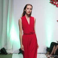 Bagi Anda yang suka seragam bridesmaid tampil minimalis, jumpsuit dengan potongan V-neck berikut bisa dijadikan referensi busana briedsmaid.  (Foto: Mohammad Abduh/Wolipop)