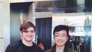 Mengenakan kacamata pintar Google Glass. Foto: Instagram
