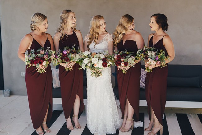 Seragam bridesmaid yang berwarna kontras dengan busana pengantin patut dipertimbangkan. Anda bisa memilih aksen draperi pada bagian bawah busana seperti ini.  (Foto: John Benavente)