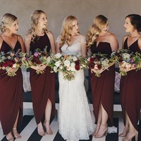 Seragam bridesmaid yang berwarna kontras dengan busana pengantin patut dipertimbangkan. Anda bisa memilih aksen draperi pada bagian bawah busana seperti ini.  (Foto: John Benavente)