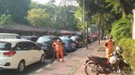 Foto: Melihat Kerja Pasukan Oranye dkk yang Disebut Malas-malasan