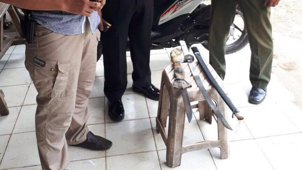 polisi tangkap preman berrsenjata tajam di Ciracas