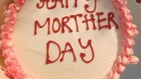 Bagaimana jadinya kalau kue untuk hari ibu ternyata salah tulisan. Dalam kue ini tertulis Happy Morther Day seharunya Happy Mother Day.