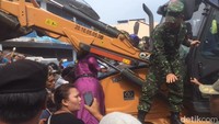 Dalam penertiban ini, Satpol PP dibantu oleh pihak kepolisian dan TNI. Satu unit backhoe juga dikerahkan di lokasi (Jefris Santama/detikcom)