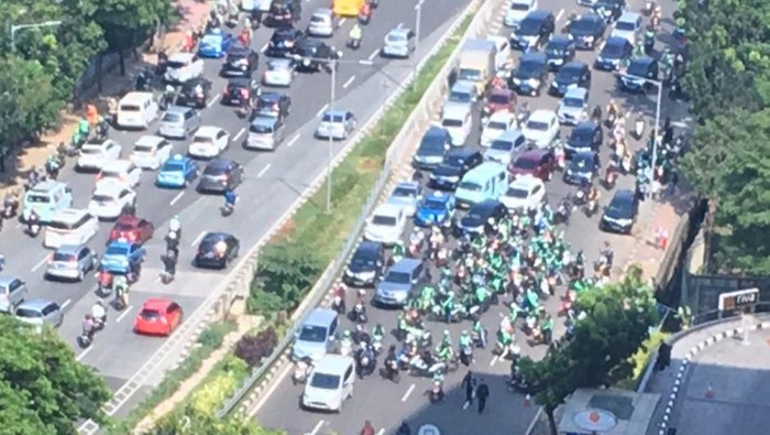 Polisi Sayangkan Aksi Ojek Online yang Blokir JLNT Casablanca