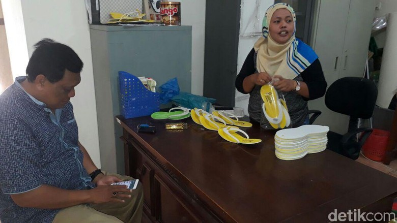 Sepatu Buatan Warga Eks Lokalisasi Dolly Merambah ke Blitar Sepatu Buatan Warga Eks Lokalisasi Dolly Merambah ke Blitar