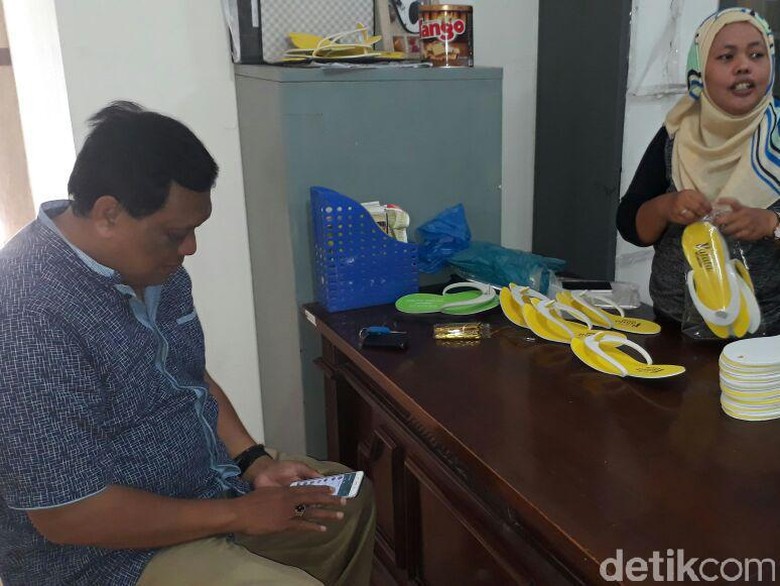 Kecamatan di Blitar akan Pesan Sepatu Warga Eks Lokalisasi Dolly Kecamatan di Blitar akan Pesan Sepatu Warga Eks Lokalisasi Dolly
