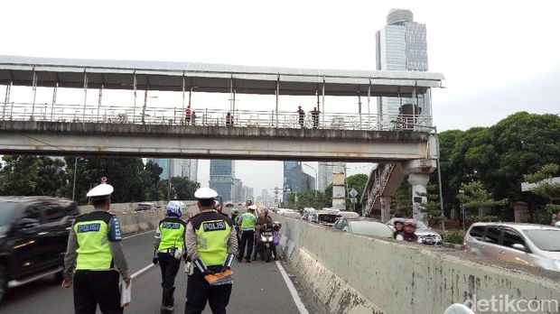 Polisi menilang pemotor yang 'parkir' di JLNT Casablanca