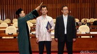 Rapat dimulai dengan pengambilan sumpah atas dua orang tamu Pansus itu. Keduanya berjanji bersaksi di Pansus dengan sebenar-benarnya.