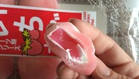 Strawberry mochi punya isian yang enak. Camilan kenyal asal Jepang ini tersedia di Amazon.