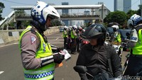 Gubernur DKI Djarot Saiful Hidayat punya sejumlah solusi untuk pemotor yang nekat nyelonong ke jalur Jalan Layang Non-Tol (JLNT) Casablanca-Tanah Abang. Dia tidak akan berkompromi terhadap ulah pemotor itu.  (Foto: Dewi Irmasari/detikcom)