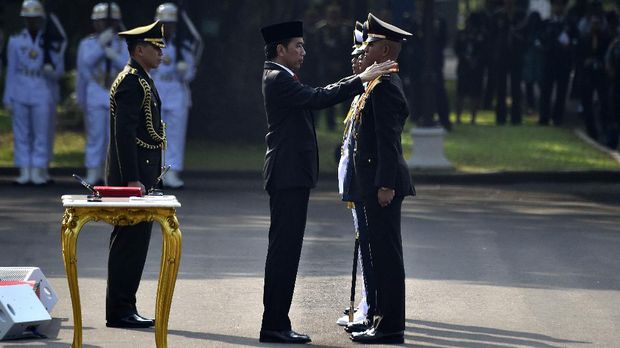 Presiden Joko Widodo menyematkan tanda pangkat kepada lulusan terbaik di Prasetya Perwira TNI dan Polri 2017. 