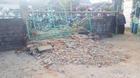 Pagar yang hancur diterjang mobil. Sepanjang sejarah, baru kali ini Candi Kidal ditabrak mobil (M Aminuddin/detikcom)