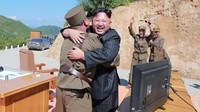 Reaksi Kim Jong-Un saat Korut sukses menguji coba rudal balistik antarbenua (ICBM). KCNA/via REUTERS