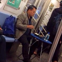 Sibuk makan, lengkap dengan meja dan alat makannya. Foto: Dok. Bored Panda