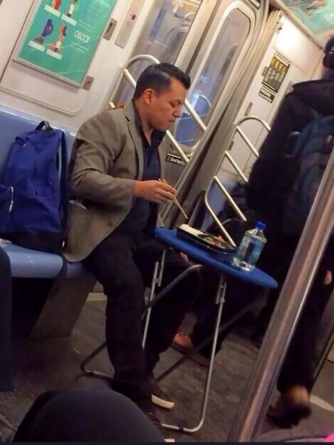 Sibuk makan, lengkap dengan meja dan alat makannya. Foto: Dok. Bored Panda