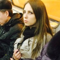 Menyembunyikan kucing di balik jaket. Foto: Dok. Bored Panda