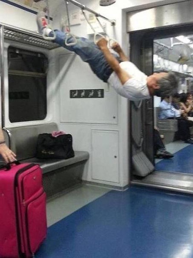 Olahraga di dalam kereta. Foto: Dok. Bored Panda