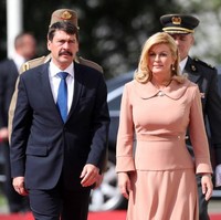 Presiden Kroasia Kolinda Grabar-Kitavoric jadi perbincangan netizen, pasca foto-foto wanita berbikini mirip dirinya beredar. Belakangan terungkap, foto-foto tersebut hoax. Ini penampilannya mengenakan setelan bernuansa pink pastel saat menyambut Presiden Hungaria Janos Ader di Istana Kepresidenan di Zagreb, Kroasia, 12 April 2017. Foto: AFP