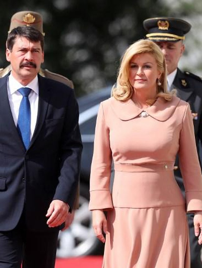 Presiden Kroasia Kolinda Grabar-Kitavoric jadi perbincangan netizen, pasca foto-foto wanita berbikini mirip dirinya beredar. Belakangan terungkap, foto-foto tersebut hoax. Ini penampilannya mengenakan setelan bernuansa pink pastel saat menyambut Presiden Hungaria Janos Ader di Istana Kepresidenan di Zagreb, Kroasia, 12 April 2017. Foto: AFP