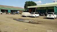 Kondisi pasar yang sepi seperti sekarang ini sudah terjadi dalam 3 hari ini. Menurut Kepala Pasar Induk Beras Cipinang, Endang Sundhara, situasi ini ada kaitannya dengan kebijakan harga beras premium dan medium yang dipatok Rp 9.000/kg.
