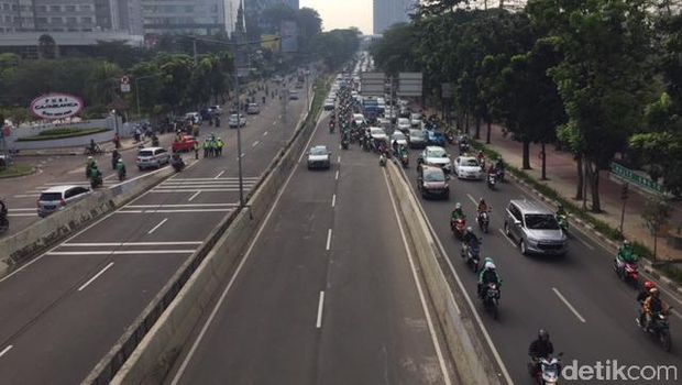 Polisi berjaga di JLNT Casablanca lajur arah Kota Kasablanka (kiri)