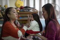 Boneka nantinya akan diminyaki oleh biksu, kemudian akan didoakan (Patpicha Tanakasempipa/Reuters)
