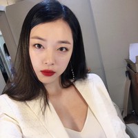 Penyanyi dan aktris Sulli pernah hampir tenggelam saat masih kecil. Akibatnya, Sulli jadi takut pada air. Phobianya sangat akut hingga memengaruhi kehidupan sehari-harinya. Akhirnya Sulli rutin latihan scuba diving demi menghilangkan phobia-nya itu dan perbedaannya cukup signifikan. Ia tak terlalu takut lagi pada air. Foto: Instagram