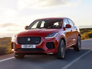 Aksi SUV Jaguar Jungkir Balik Seperti Roller Coaster