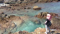 Hanya ada batu karang sejauh mata memandang. Pantai ini pun asyik untuk berfoto (Agus/detikTravel)