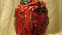 Cake berbentuk jantung dengan detil jaringan mirip seperti realita ini dibuat oleh Debbies Does Cakes. Berwarna oranye kemerahan, cake jantung ini dilengkapi dengan saluran arteri dan juga vena. (Foto: Istimewa)