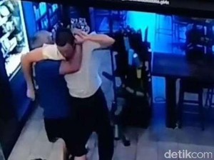 Todong Kasir Kafe, Transformers Keok Ditimpuk Kursi Kakek-kakek