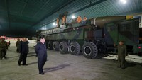 Kim Jong-Un memantau rudal balistik antarbenua (ICBM) bernama Hwasong-14 beberapa waktu lalu. KCNA/via REUTERS