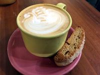 Wiki Koffie: Nikmatnya Menyeruput <i>Caramel Cafe Latte</i> Sambil Ngemil Pisgor Bangkok