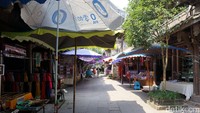 Sepanjang jalan, ada banyak pilihan yang bisa dilihat-lihat traveler. Kalau cocok silakan dibawa pulang, jangan lupa untuk ditawar ya (Wahyu/detikTravel)