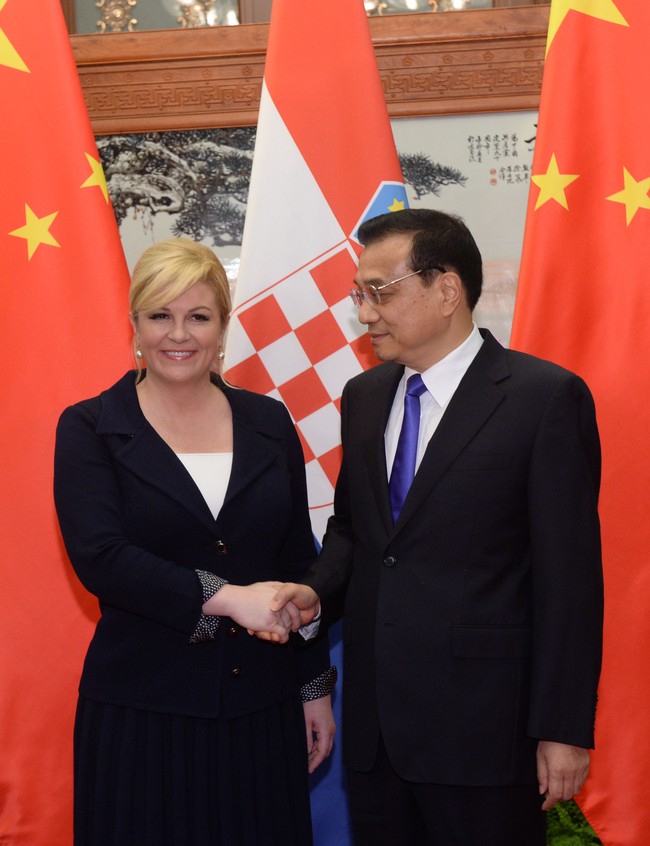 Kolinda Grabar-Kitavoric memilih setelan blazer dan rok hitam saat menemui Premier Republik Rakyat China di Beijing, Oktober 2015. Blazer berwarna hitam ia padukan dengan blouse putih. Foto: Getty Images