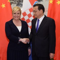 Kolinda Grabar-Kitavoric memilih setelan blazer dan rok hitam saat menemui Premier Republik Rakyat China di Beijing, Oktober 2015. Blazer berwarna hitam ia padukan dengan blouse putih. Foto: Getty Images