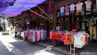  Untuk traveler yang sudah berkeluarga, ada juga baju-baju anak untuk si kecil di rumah. Pilihannya lucu-lucu lho (Wahyu/detikTravel)