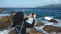 Objek wisata Pantai Ujong Lhok Reudep memang tidak terlalu luas. Di seberang lautan sana, ada dua pulau besar yang masih masuk dalam wilayah administrasi Aceh Besar (Agus/detikTravel)