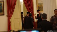 Perbincangan Jokowi dengan Hidayat dan Agus tampak hangat.