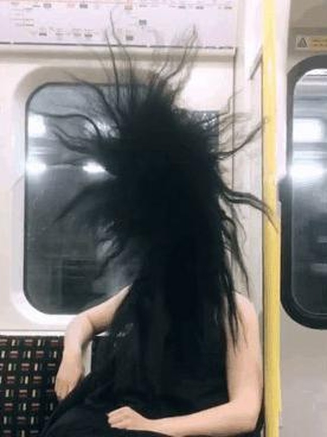 Inikah penumpang dengan rambut terheboh? Foto: Dok. Bored Panda