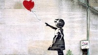 Mural Girl with the Balloon menggambarkan anak perempuan sedang memegang balon merah berbentuk merah hati yang berada di London bagian timur.  Foto: Alamy/ Guardian