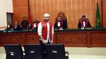 All White! Penampilan Rhoma Irama di Persidangan Ridho Rhoma